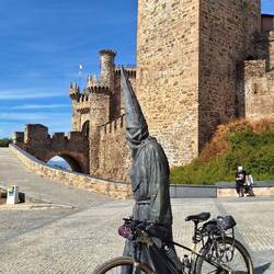 Ponferrada. Castillo de los templarios que parece que también andan en bicicleta