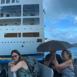 Das erste Mal, dass wir auf unserer Schiffsreise Regen erleben: beim Ausschiffen weint der Himmel!