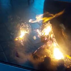 Und selbst das Feuer hat heute Probleme mit dem Sturm!