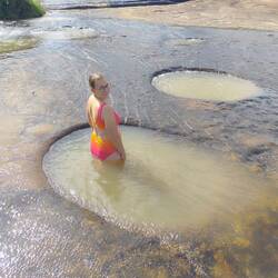 Die Pools sind mehr oder weniger tief und wurden warscheinlich durch Erosion eines Strudels gebildet