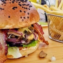 I like Mexican hamburgers, with beef, cheese, avocado and lots of grilled vegetables.