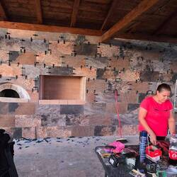 Valentino der Nachbar hat seine Wand fertig.. Der Pizza Ofen ist auf der Zielgeraden