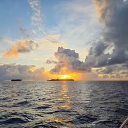 Levé de soleil sur les motus de Tahaa