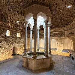 Entrance area surrounded by portals and benches