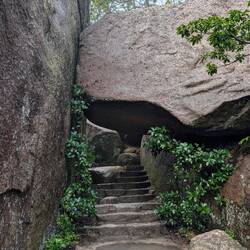 Der Weg geht unter dem Stein lang