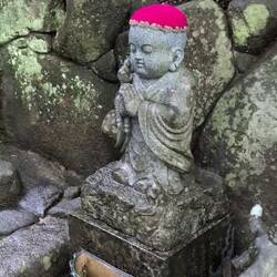 Viele kleine Buddhas mit Mützen