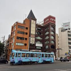 Köchi mit alter Straßenbahn
