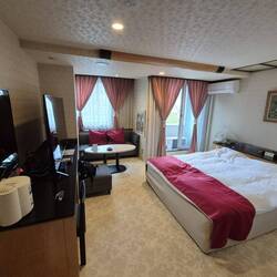 Großes Doppelbett (mit Kondomen auf der Ablage)