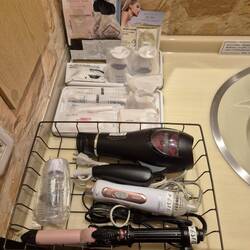 Auswahl an Styling- und Pflegeprodukten im Bad