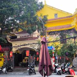 ...gegenüber eine Tempelanlage 🛕