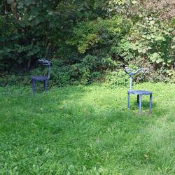 Diese blauen Sitzgelegenheiten findet man überall in Bad Wildungen