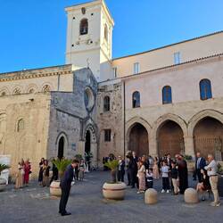 Der Bräutigam wurde mit Beifall begrüßt.