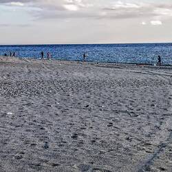 Eind van de dag komen de vissers weer op het strand