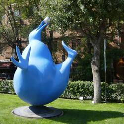 Kiwi in the Cascade garden - sculptor from the USA