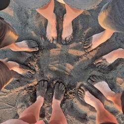 schwarze Füße im schwarzen Sand am Schwarzen Meer