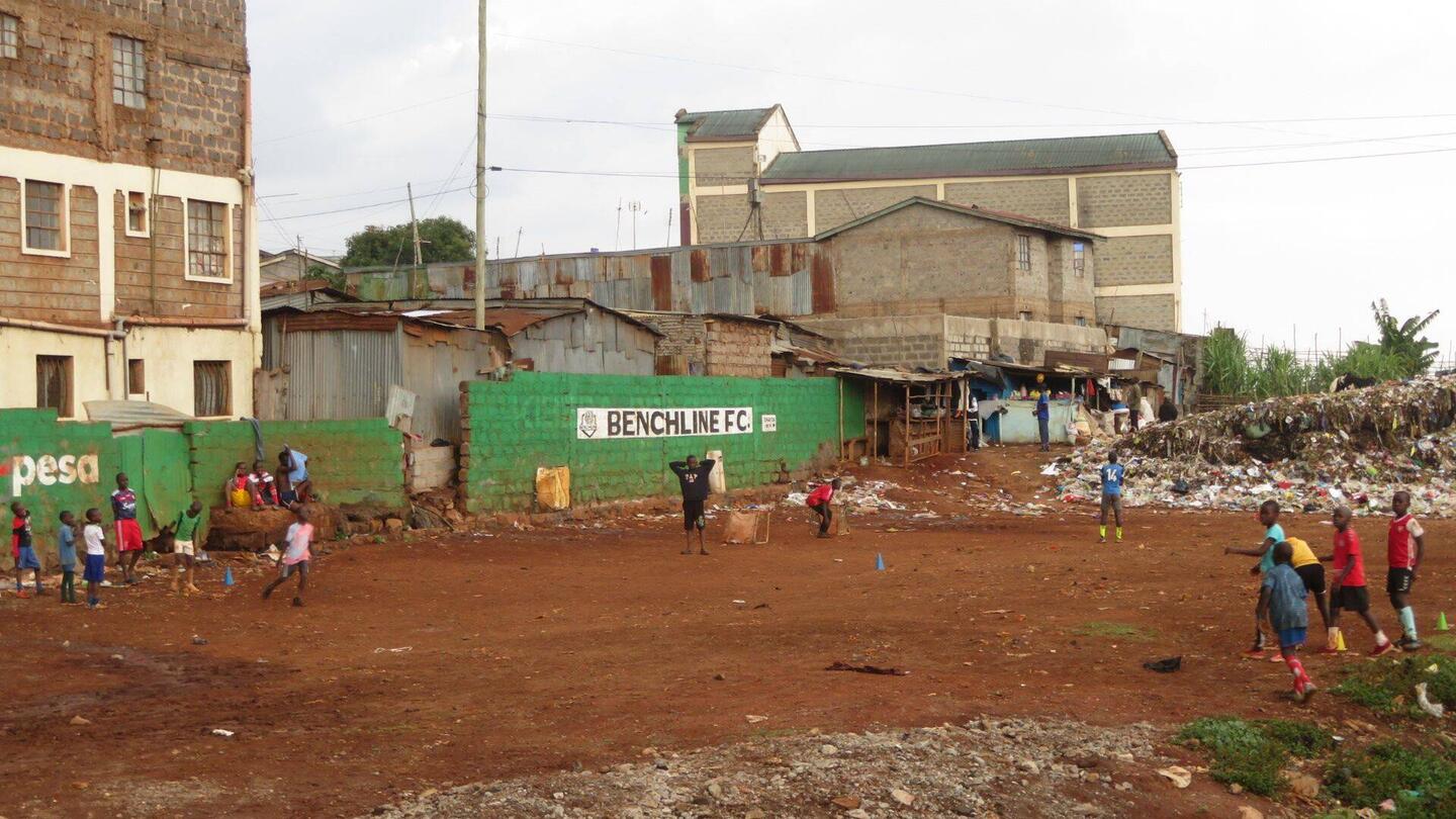 Eines von vielen Fußballspielen neben der Bahngleise