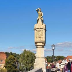Er hält Ausschau. Was wird schneller fertig der Dom oder die Brücke