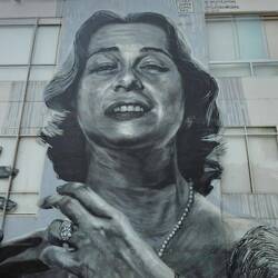 Lima ist voll mit Straßenkunst, hier die Sängerin Chabuca Granda