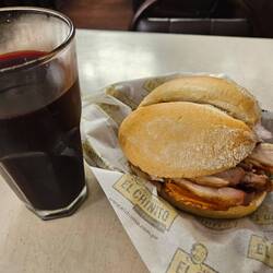 Chicha Morada (Maissaft) und Pan con Chicharrón (Brötchen mit Schweinefleisch)