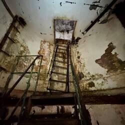 Rostige Stahltreppen nach oben