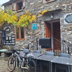 MI bici descansando bajo la lluvia que no para.