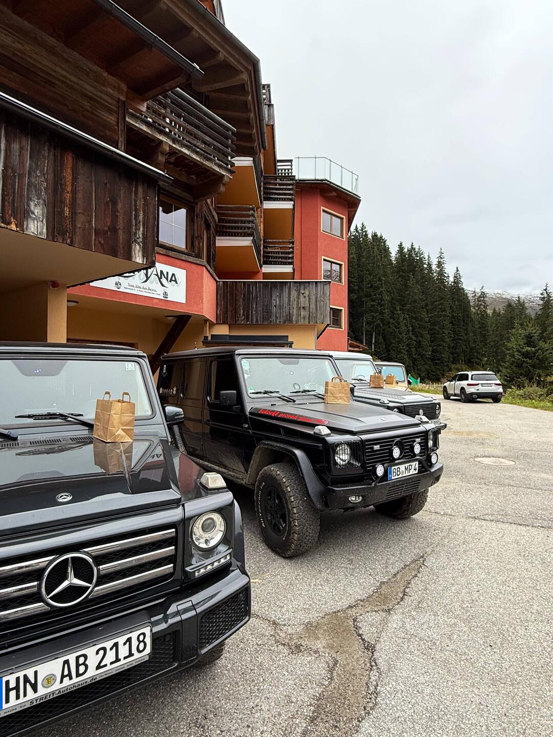 Jeden Morgen stehen auf unseren Motorhauben "Vespertüten". Kleine Sachen für zwischendurch...