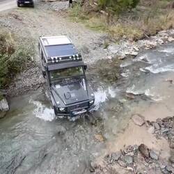 ...der alte Mann und sein Gefährt bei der Unterbodenwäsche...