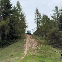Das Video fängt nicht ein wie steil es war. Ich saß quasi in Liegestützhaltung im Auto.