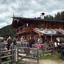 Zur heilen Welt gehört auch eine Kneipe.