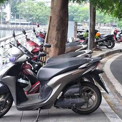 vorrangig Mopeds 🛵 auf dem Bürgersteig..., tja wo sollten sie sonst auch parken❔