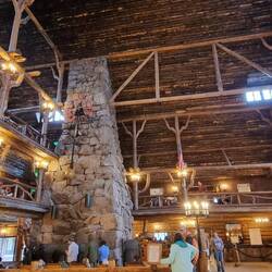 Die Lobby des Old Faithful Inn