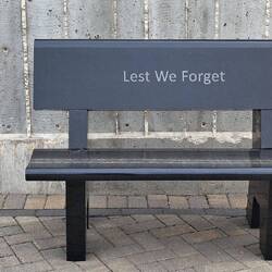 Wenn man hier sitzt sieht man auf die Tafeln der über 18000 Getöteten