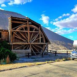 Unser Übernachtplätzli beim BLM Office und dieser Mühle von 1921