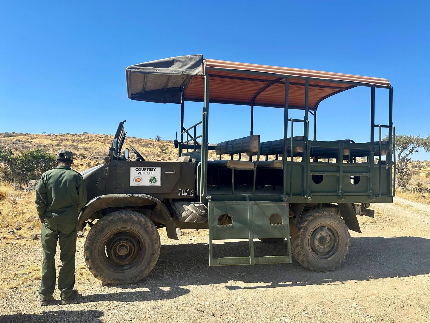 Dieser Unimog schafft es, uns zum Ausgangspunkt unserer Wanderung zu bringen