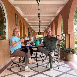 Ein gemeinsamer Pfefferminztee zur Beruhigung der Nerven nach dem Sturz vom Pferd von Karen.