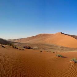 Blick auf Hiddenvlei (links der Düne) und Cessnavlei (rechts)