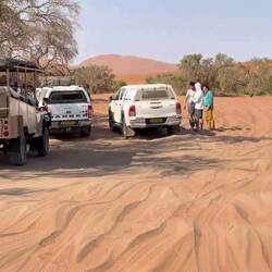 Das Fahren im Sand ist auch mit Allrad nicht ohne. 2x hilft unser Fahrer, Autos wieder zu befreien