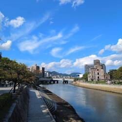 Blick den Fluss entlang auf Dome