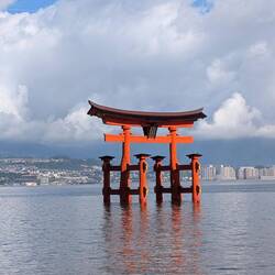 Das Tori nochmal mit blauem Himmel