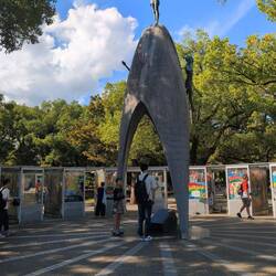 Kinder-Friedensdenkmal mit Glocke