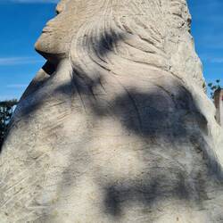 oben begrüßt einen diese Maori Statue, ein "Gipfel"-Kreuz + viele Texttafeln, die viel erzählen