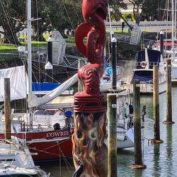 Maori Figur überblickt den Hafen