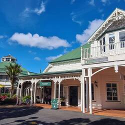 Alte Hafenhäuser dienen heute als Cafés