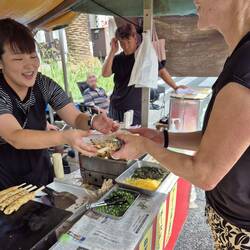 Omelette auf Stäbchen gewickelt