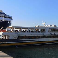 Kreuzfahrtschiff frisstPersonenfähre im Hafen von Salerno