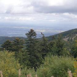 Der dünne blaue Strich unten im Tal ist die Rhone