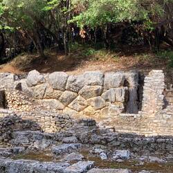 Die Steine der Stadtmauer sind ohne Mörtel zusammengefügt