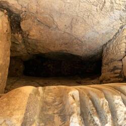 Brunnen mit Riefen von den Seilen am Rand