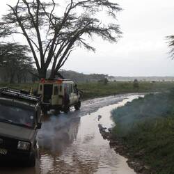 Ein anderer Jeep hat sich festgefahren und muss rausgezogen werden