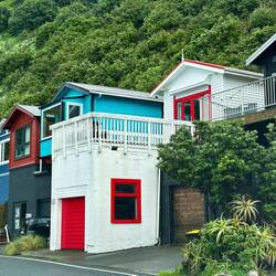 Hübsche bunte Häuser am Strand